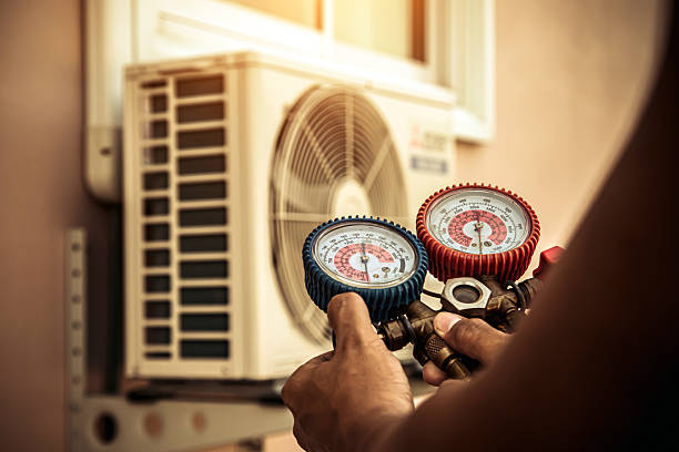Professional Hvac technician working in Frostproof, FL